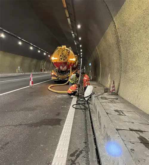 乐业隧道排水渠清淤